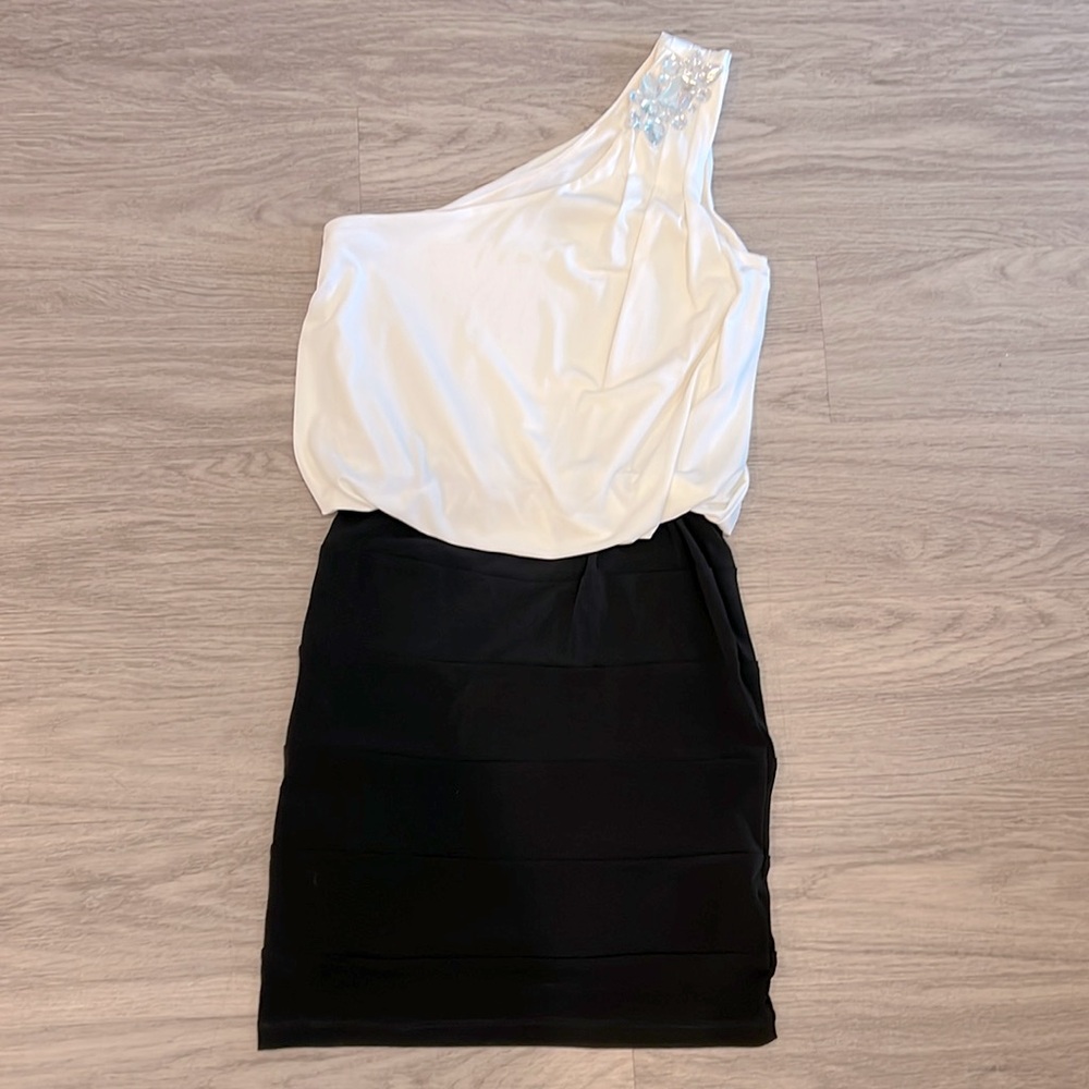 💕HP💕City Triangles white one shoulder dress. Size:S. Gently Used.